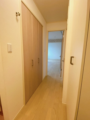 【展望】 | ラ・フェリーチェ | 玄関から室内への景観です！右手にトイレ、正面奥にリビングダイニングキッチンがあります♪