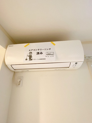 【設備】 | ラ・フェリーチェ | リビングダイニングキッチンにあるエアコンです！ムシ暑い夏も肌寒い冬も快適に過ごせますね♪