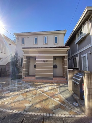 【外観】 | ラ・フェリーチェ | 小田急線・南武線「登戸」駅徒歩4分！便利な立地の2階建てアパートです♪通勤通学はもちろん、お買い物やお出かけにもGood☆