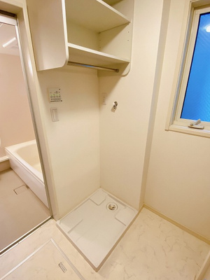 【設備】 | ラ・フェリーチェ | 洗面所内にある室内洗濯機置き場です♪防水パンが付いているので万が一の漏水にも安心です！上部には便利な収納棚付き♪