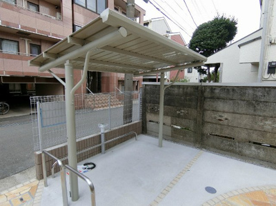 【その他共用部分】 | ラ・フェリーチェ | 屋根付きの駐輪場で雨が降っても大切な自転車が濡れなくてすみますね♪荷物が重いときに自転車があれば助かりますね！