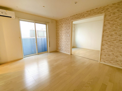 【居間・リビング】 | ラ・フェリーチェ | 南東向きリビングダイニングキッチン11.9帖☆専用庭に繋がる角部屋二面採光のお部屋です♪エアコン付きで1年中快適に過ごせますね☆