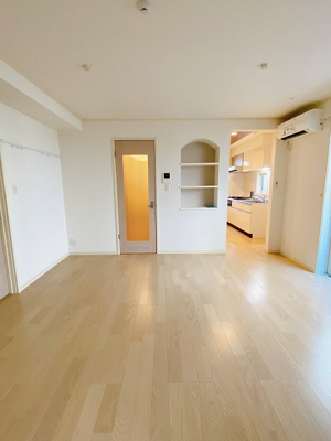 【居間・リビング】 | ラ・フェリーチェ | 南東向きリビングダイニングキッチン11.9帖☆洋室側からの眺めです♪椅子とテーブルを囲んで家族団欒の時間を過ごせます♪