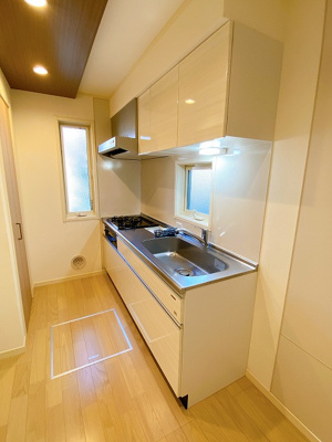 【キッチン】 | ラ・フェリーチェ | 白を基調としたシステムキッチンです！窓があるので換気もOK♪場所を取るお鍋やお皿もすっきり収納できます♪