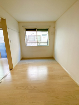 【洋室】 | ラ・フェリーチェ | 南東向き洋室6.2帖☆リビングダイニングキッチンから繋がるお部屋です！壁にはピクチャーレールがあり、絵や写真が飾れます☆ハンガー掛けとしても便利！