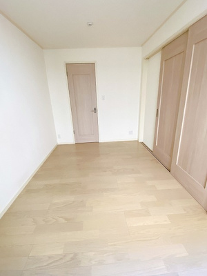 【寝室】 | ラ・フェリーチェ | 南東向き洋室6.2帖☆ウォークインクローゼットがあります♪お洋服がスッキリ収納できて、整理しやすくなりますね☆