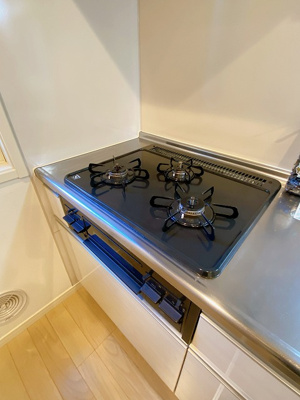 【キッチン】 | ラ・フェリーチェ | グリル付き3口ガスコンロのシステムキッチンです☆グリルがあるとお料理の幅が広がりますね♪自炊生活で楽しく健康に！