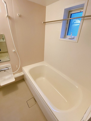 【浴室】 | ラ・フェリーチェ | 追い焚き機能・浴室暖房乾燥機＆物干しバー付きバスルーム♪雨の日のお洗濯にも浴室暖房乾燥機があるので安心♪窓があるので湿気対策OK！