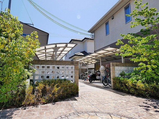シャーメゾン二階堂のその他共用部分|屋根付きの駐輪場