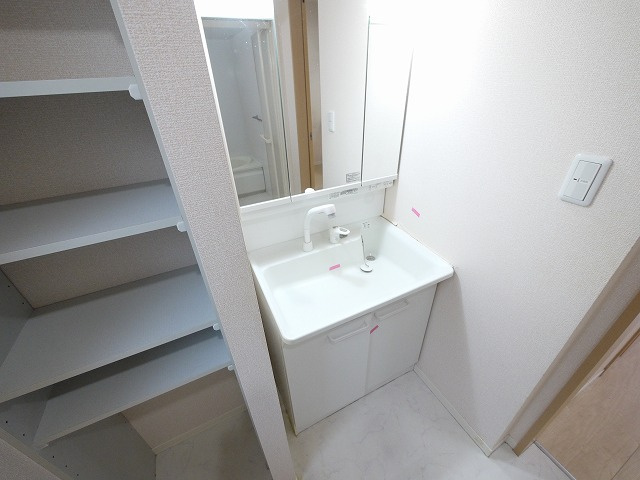 シャーメゾン二階堂の洗面所|明るい洗面所です