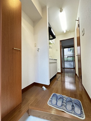 【展望】 | ロイヤルハイツⅠ | 玄関から室内への景観です♪右手には洗面所とバスルーム、正面には洋室5.4帖のお部屋があります！