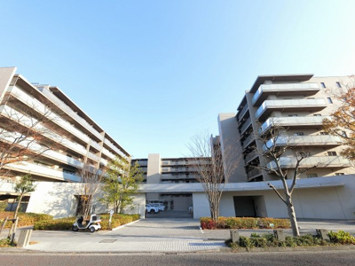 【外観】 | オーベルグランディオ横浜鶴見アリーナ | 京急本線「京急鶴見」駅徒歩9分、JR京浜東北線「鶴見」駅徒歩9分と好立地。