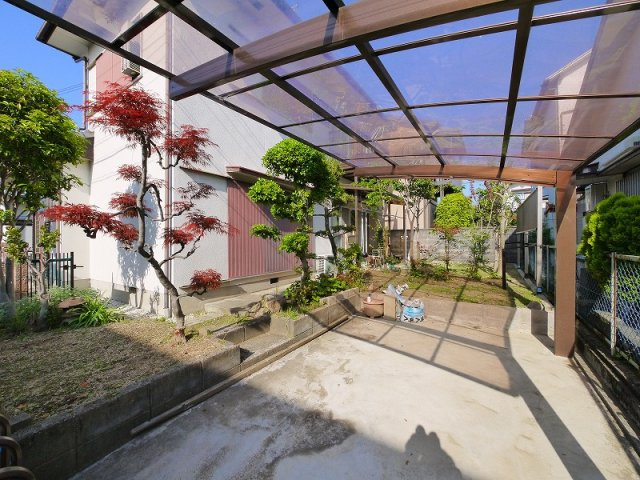 神殿町一戸建の駐車場|屋根付きの駐車場です