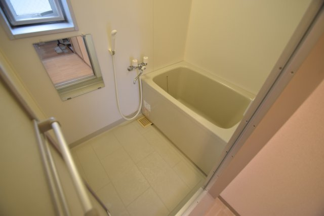 ドミトリー西船の浴室|お風呂に小窓あり