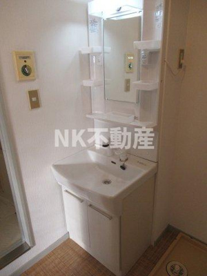 【洗面所】 | サンライフ若江東（若江岩田賃貸） | ゆったりとスペースのある洗面所