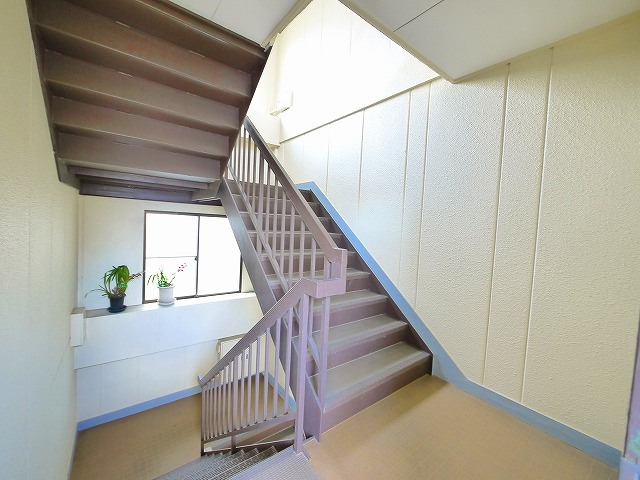 雅叙園ハイツのエントランス|綺麗な共有スペース。