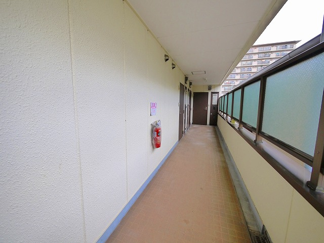 雅叙園ハイツのその他共用部分|明るい共用廊下です。