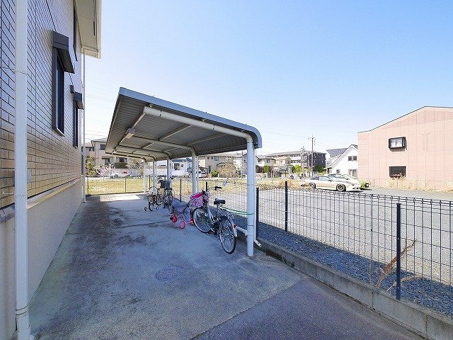 サル　ドセジュールのその他共用部分|屋根付き駐輪場はスペースにもゆとりがあります