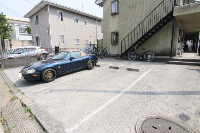 レジデンス日吉の駐車場