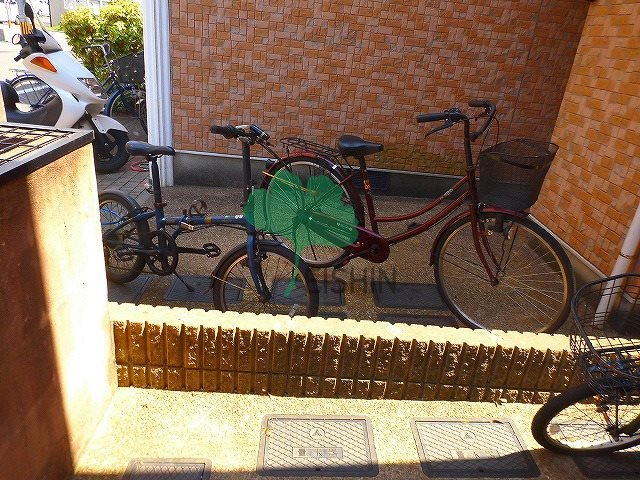 Ys MONE(ワイズ モネ)の駐車場