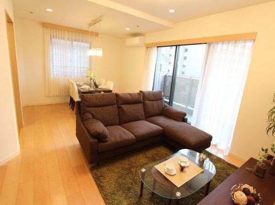 ミレニアムガーデンコートの居間・リビング|リノベーション済み（家具参考写真）