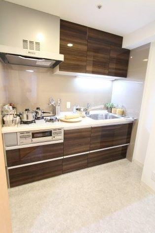 ミレニアムガーデンコートのキッチン|３口ガスコンログリル付き