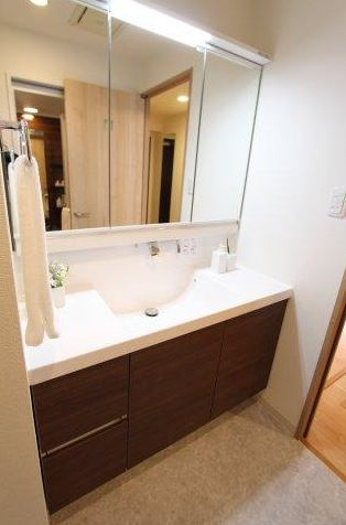 ミレニアムガーデンコートの独立洗面台|３面鏡独立洗面台