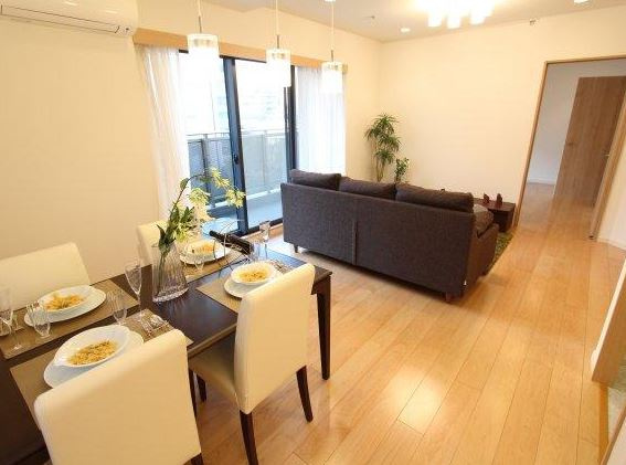 ミレニアムガーデンコートの居間・リビング|広々リビング（家具参考写真）