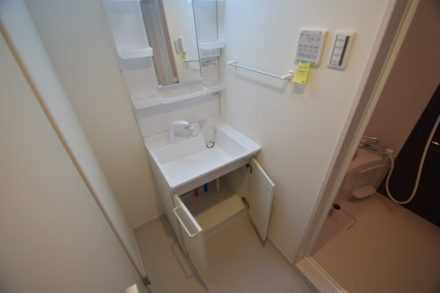 リブリ・ルフェリドーチェ船橋の独立洗面台|朝の支度にも助かる、独立の洗髪洗面化粧台