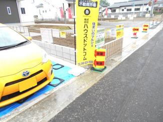 【前面道路含む現地写真】 | 300平米超シリーズ。104坪。駐車場並列3台。角地。庭広い。陽当り良い。価格変更です。