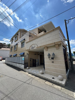 【外観】 | 小田急線「向ヶ丘遊園」駅・「生田」駅まで徒歩圏内！通勤通学・お買い物にも便利な立地の3階建てマンションです☆