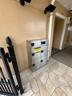 【エントランス】 | 共用エントランスには宅配BOXがあるので荷物の受け取りもスムーズに♪再配達を依頼する手間が省けます☆