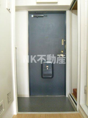 【玄関】 | ロイヤルアーク八戸ノ里（八戸ノ里賃貸） | きれいな玄関です