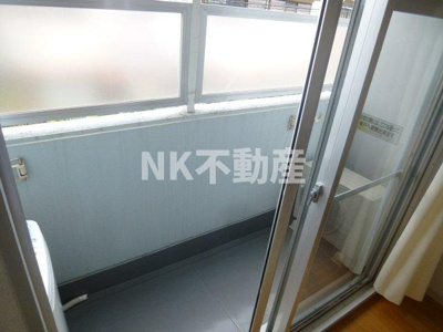 【バルコニー】 | ロイヤルアーク八戸ノ里（八戸ノ里賃貸） | お洗濯にも便利なバルコニー付き