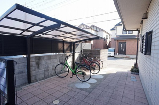 【その他共用部分】 | 広々とした屋根のある駐輪場です