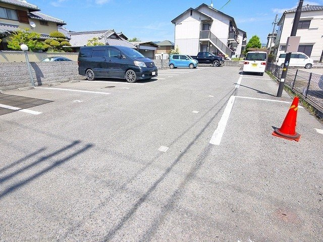 ベリタスの駐車場|車をお持ちの方に嬉しい駐車場付きの物件です