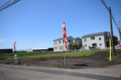 【前面道路含む現地写真】 | ＭＬＨ六会日大前3棟（NO.２）建築条件付売地（土地） | 六会日大前駅前は、スーパー・コンビニも多数ありますので、買い物も便利な立地☆