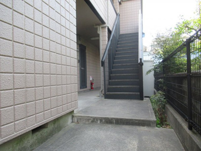 【エントランス】 | ジョインくさか(新石切賃貸） | 敷地内です