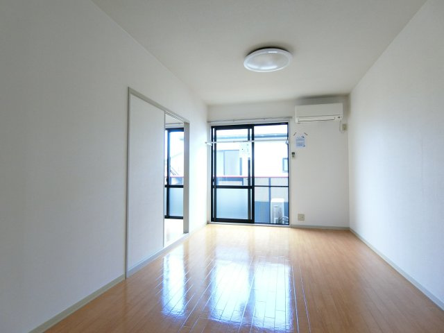 カーサイベリアル　Dの居間・リビング