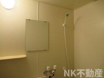 【浴室】 | メゾン・ツジモト（若江岩田賃貸） | お風呂に鏡があります