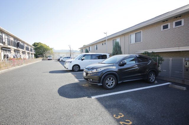 グランディールＣの駐車場