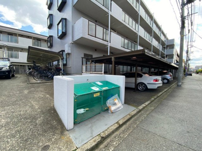 【エントランス】 | エクセレント日吉 | 敷地内ごみ置き場でごみ出しもらくらく～♪忙しい社会人さんや主婦さんにもうってつけ！