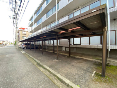 【その他共用部分】 | エクセレント日吉 | いつでも目の届く敷地内に屋根付き駐車場があります♪荷物がかさばりがちなお買物にも、車があると便利ですよね☆
