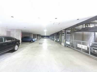 【駐車場】 | 横浜テラス | 自走式と機械式のある駐車場。