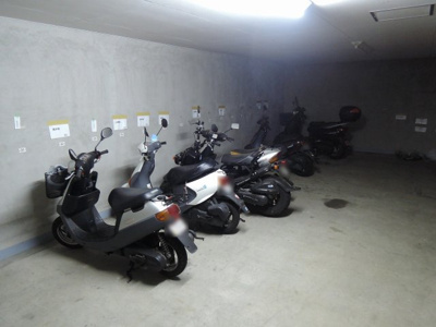 【その他共用部分】 | リーベスト山手ウエストヒルズ | バイク置場　こちらも屋内の為雨に濡れる心配はありません！