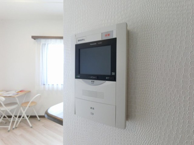 【エントランス】 | リーベスト山手ウエストヒルズ | ＴＶモニターつきインターホンです！
オートロックとも連動しています！