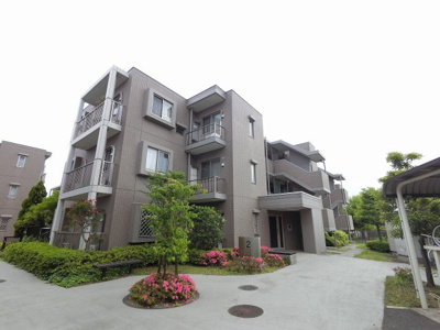 【外観】 | グランノア港北の丘2号棟 | 南・西・北三方角部屋につき陽当り・通風良好です♪戸建感覚を味わえる玄関ポーチ付♪
