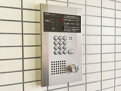 【エントランス】 | アイホーム茅ヶ崎 | 防犯対策に有効なオートロック付きのエントランスです！一人暮らしの方も安心ですね♪