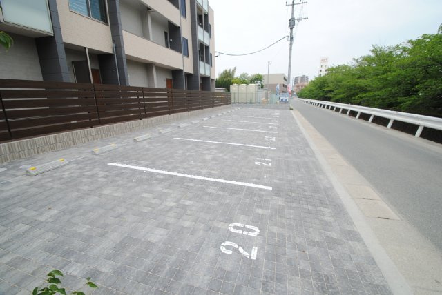 エルグランドパティオ参番館の駐車場