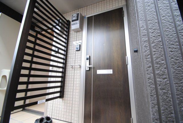 WITH THE LIGHTの玄関